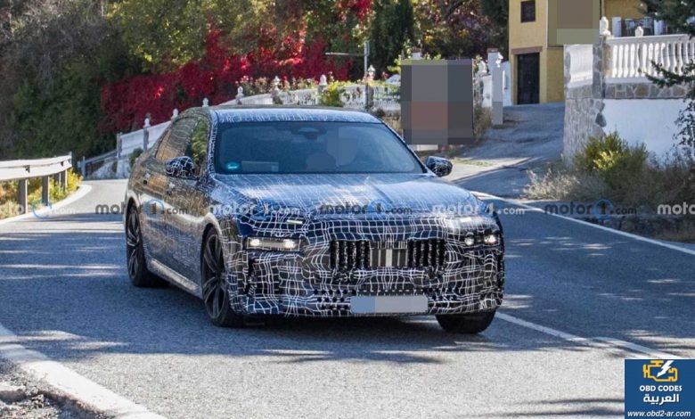 2023 BMW 7 Series تُظهر المصابيح الأمامية الملتوية